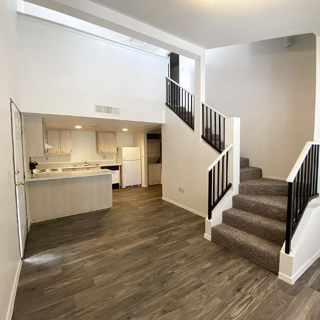 www.universitywestapts.net ad creative 3
